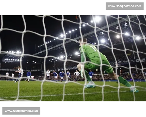 半场：范德芬双响破僵 热刺 2-0 埃弗顿，奥布赖恩进球遭吹