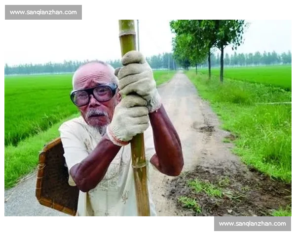 八旬翁扛大包:退休年龄之争的一面镜子 八旬翁扛大包:退休年龄之争的一面镜子