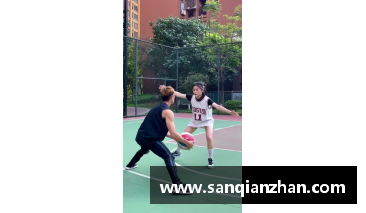 上篮如何不走步？(篮球中心脚着地，中枢脚离地，球还在手里，是否算走步？)